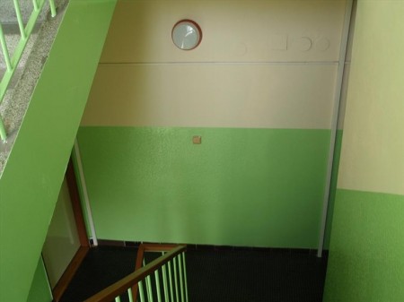 Dvoubarevně vymalované schodiště v Plzni