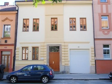 Dokončený nátěr fasády městského domu